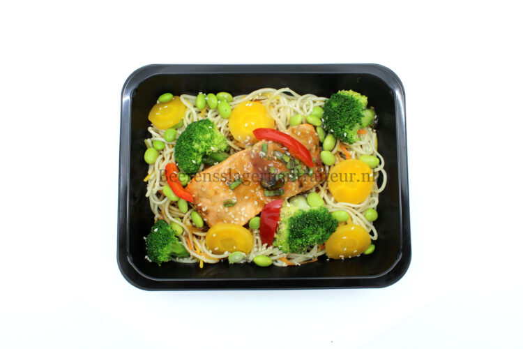 zalm-op-oosterse-wijze-met-chinese-mie.jpg